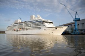 Kreuzfahrtschiff ASUKA III vor Ems-Überführung